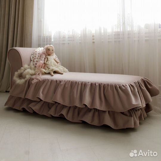 Банкетка с рюшей новая