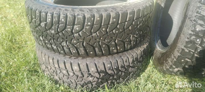 Bridgestone Blizzak Spike-02 SUV 215/65 R16