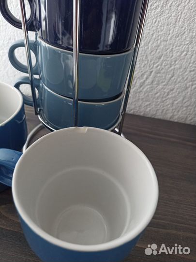 Набор кружек на стойке