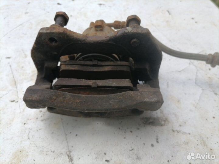 Суппорт тормозной передний правый Nissan Primera