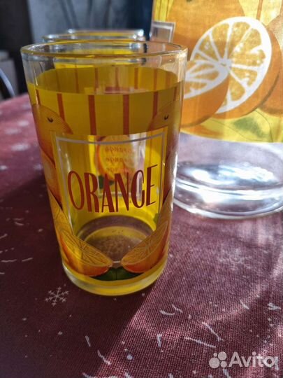 Кувшин и стаканы