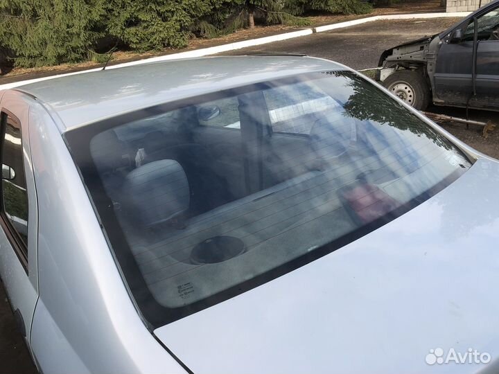 Заднее стекло на Renault Logan 1