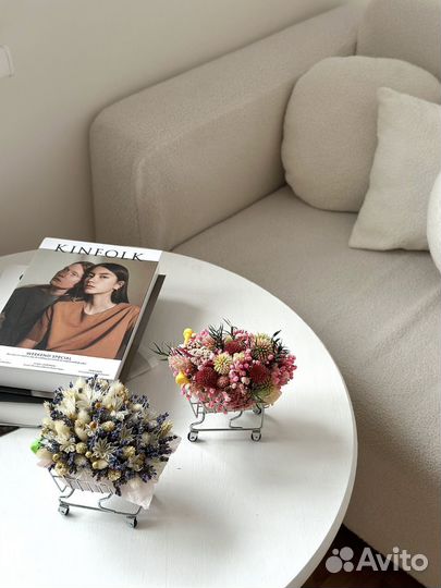 Цветы в декоративной тележке