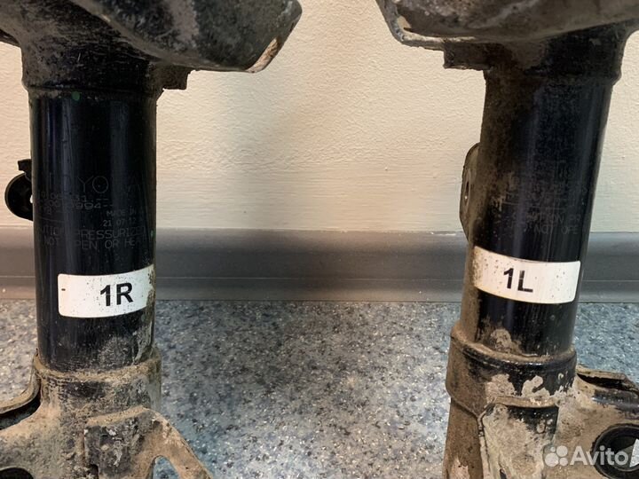 Toyota Camry 70 Амортизатор задний левый правый