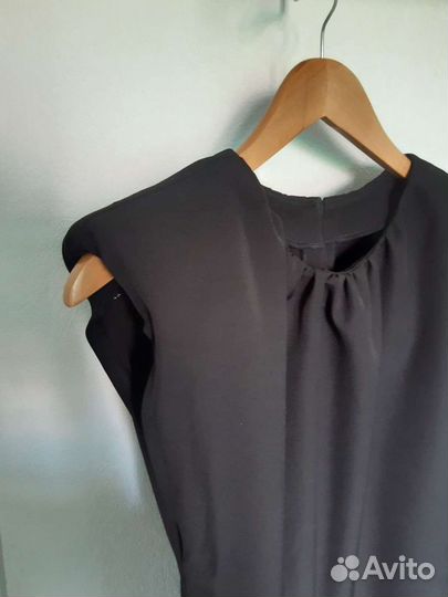 Платье с подплечниками