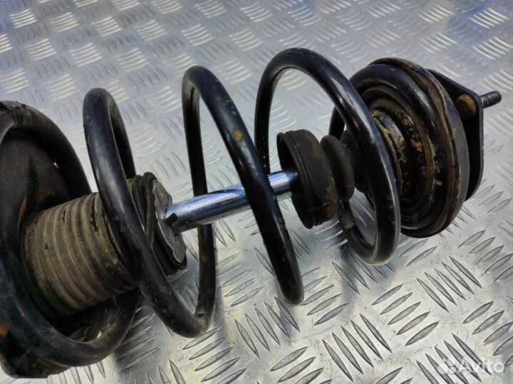 Амортизатор передний правый Nissan Almera N16 1.5