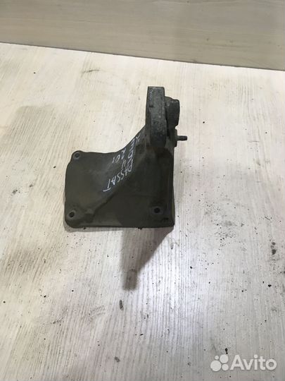 Кронштейн двигателя правый Пассат b4 1H0199354H