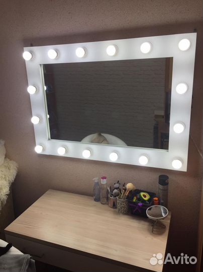 Настольное зеркало с подсветкой