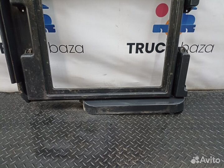 1368674 Крышка бардачка правая