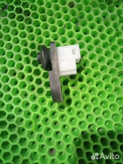 Включатель концевик двери SsangYong Kyron Actyon