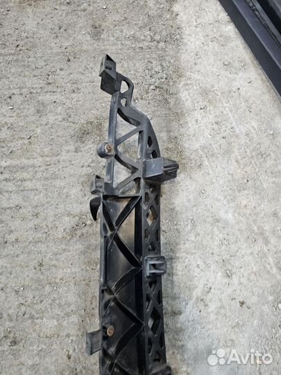 Кронштейн заднего бампера средний audi q7 4l