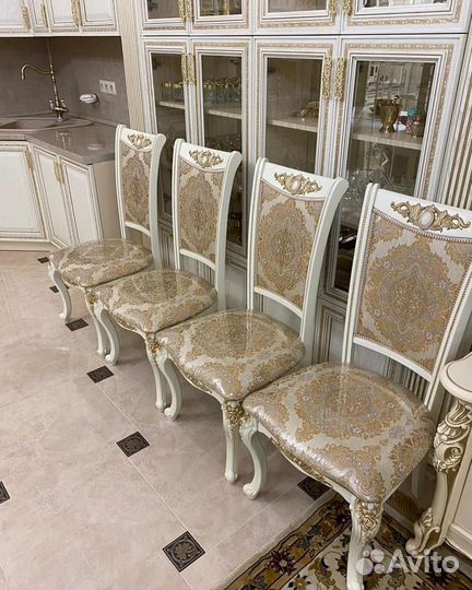 Стол и стулья