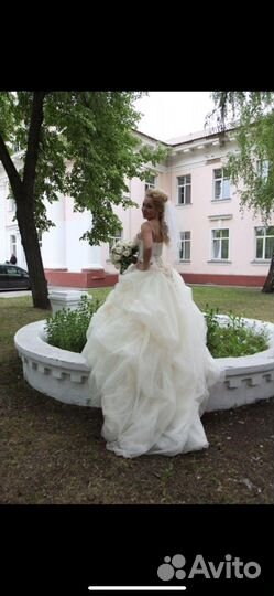 Шикарное свадебное платье с шлейфом