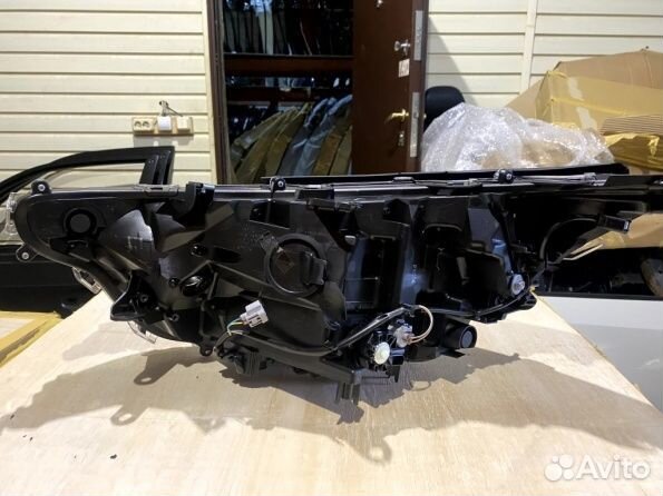 Фара передняя правая Toyota RAV4 XA50