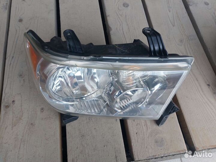 Фара правая Toyota Tundra 2007-13 Sequoia
