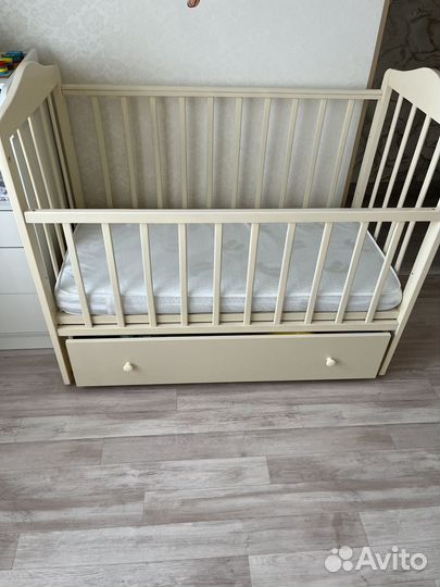 Детская кроватка с маятником и ящиком