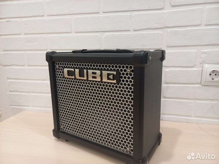 Гитарный комбоусилитель Roland Cube 10GX