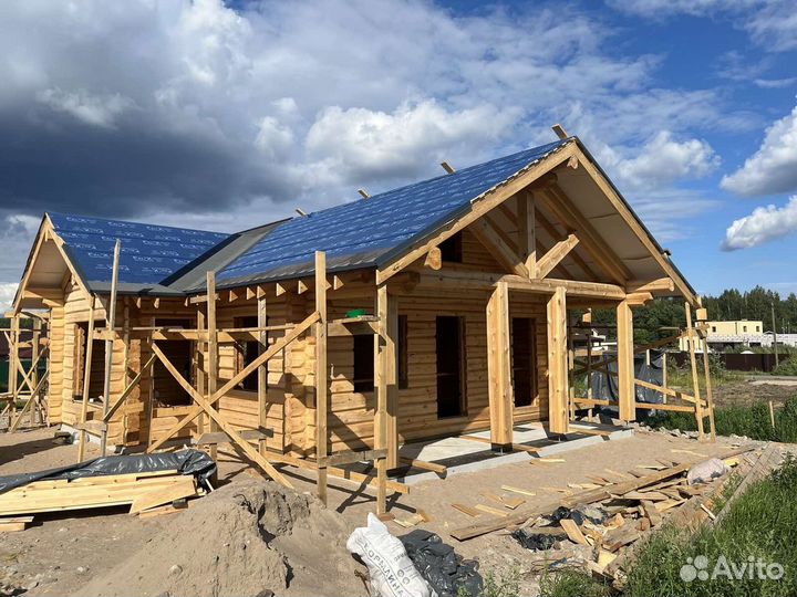 Сруб дома из бревна