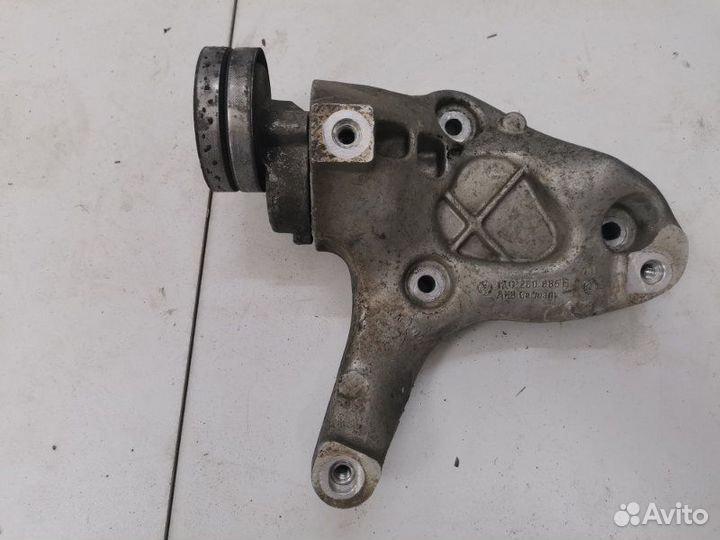 Кронштейн компрессора кондиционера Volkswagen