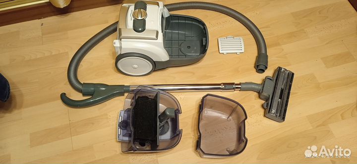 Пылесос безмешковый с аквафильтром 1800w