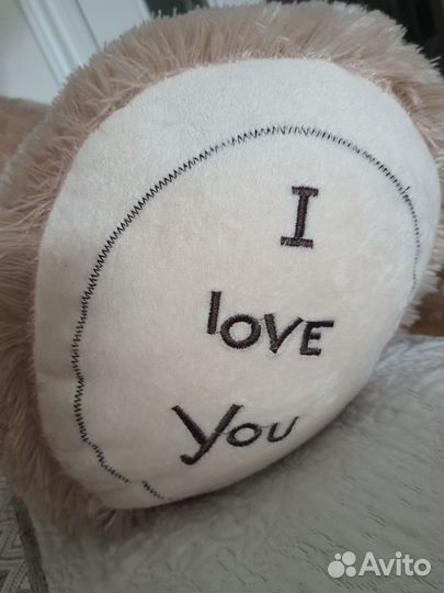 Большой плюшевый медведь