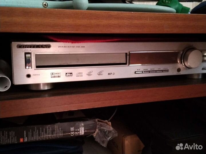 Колонки с сабвуфером и видеоплеер