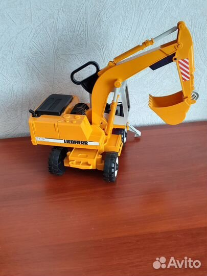 Детская игрушка экскаватор