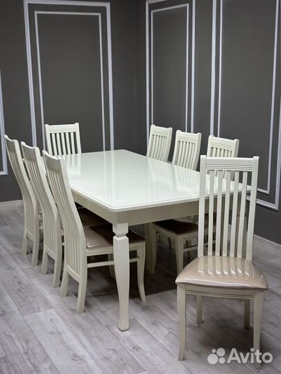 Стол обеденный. В наличии