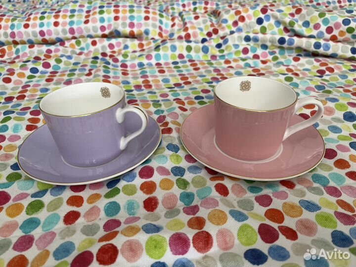Фарфоровые чашки и блюдца