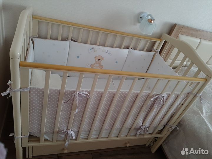 Продам комплект(кроватка+комод)