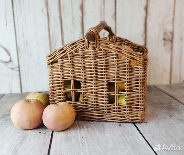Декоративная плетеная корзина