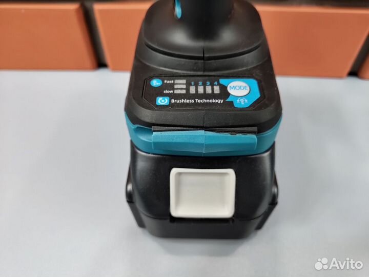 Гайковерт аккумуляторный Makita DTW700