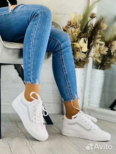 Кроссовки женские