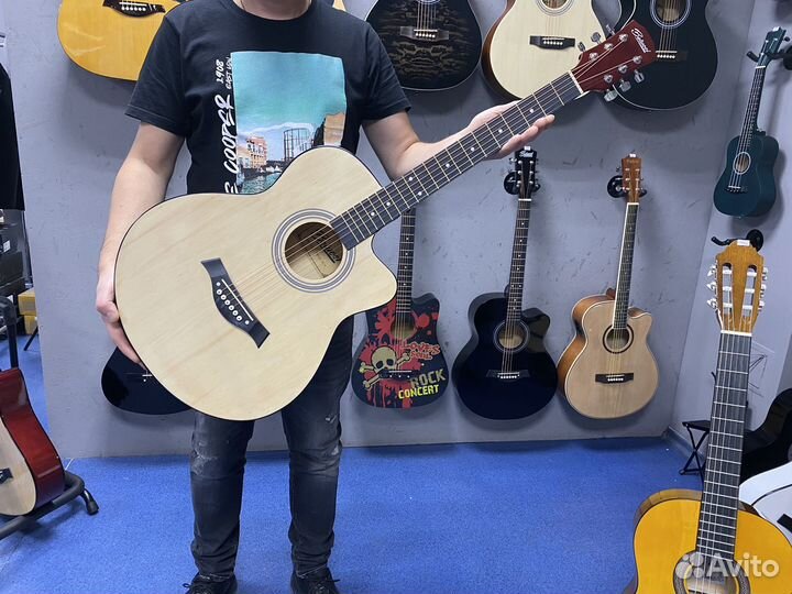 Акустическая полноразмерная гитара