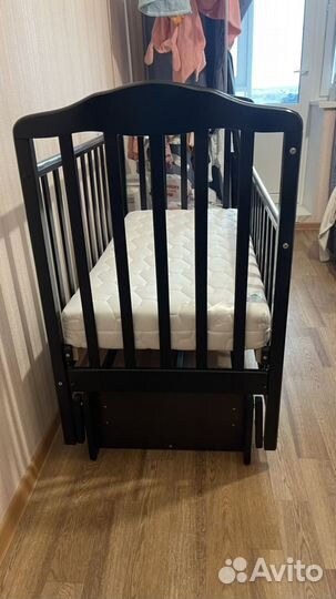 Детская кроватка с маятником