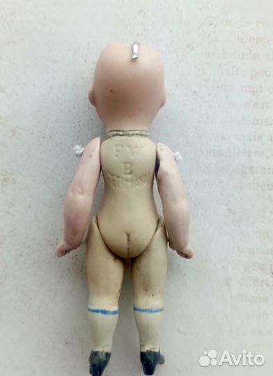 Антикварный пасхальный кролик с яйцом