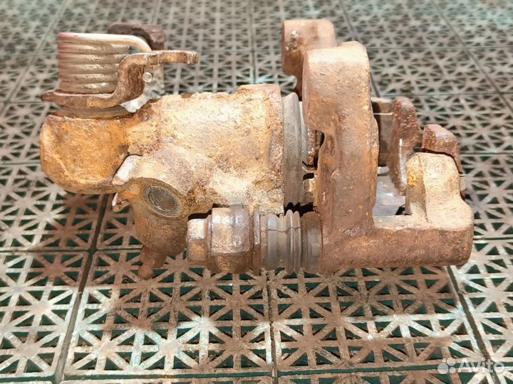 Суппорт задний левый Nissan Bluebird HU13