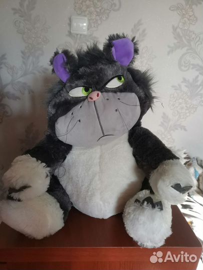 Большая мягкая игрушка, недовольный кот