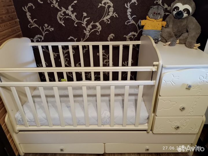 Детская кроватка трансформер с маятником и комодом