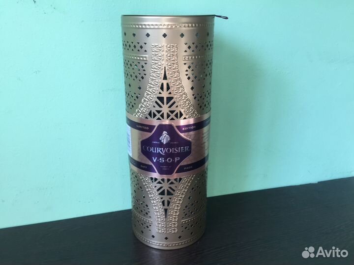 Подарочный тубус для бутылки коньяка 'Courvoiser'