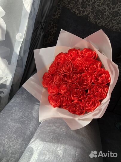 Розы из атласных лент