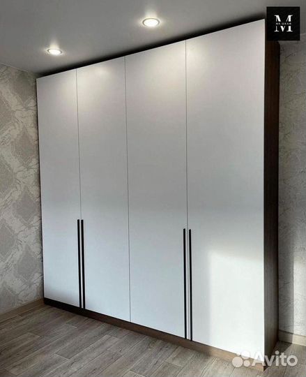 Современный распашной шкаф