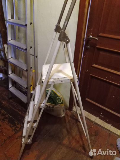 Стремянка белая металл