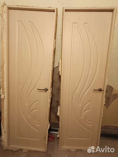 Две двери с наличниками
