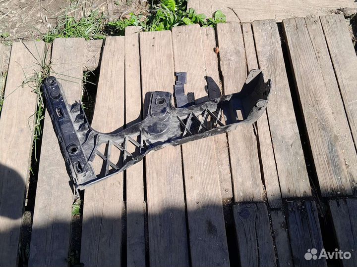 Кронштейн бампера задний правый Mercedes-Benz