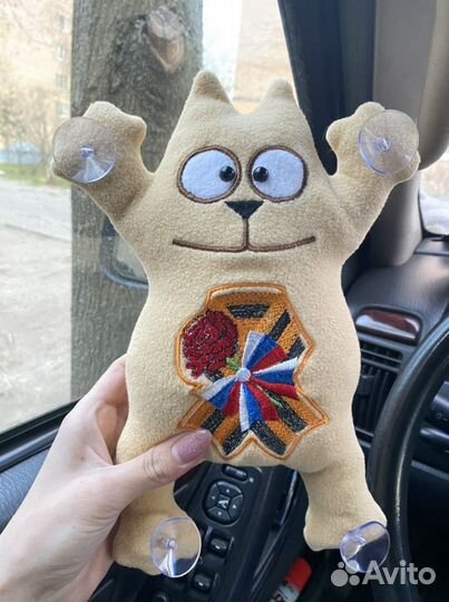 Кот в авто на присосках