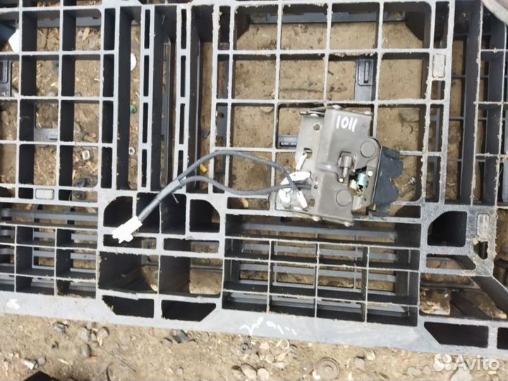 Замок крышки багажника Toyota Soarer UZZ40 3uzfe