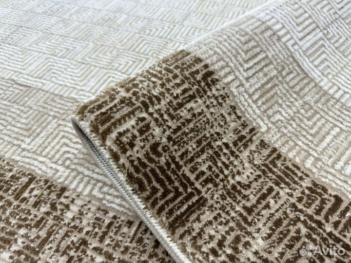 Новый современный ковер, бежевый