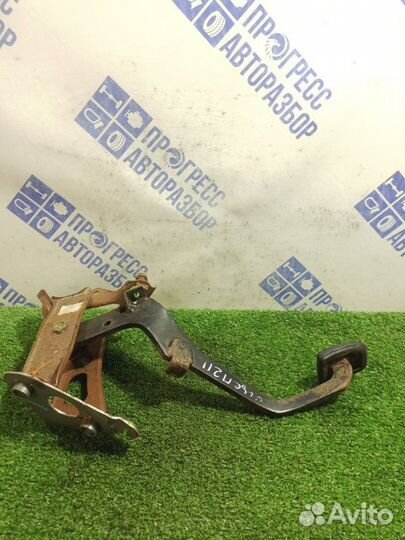 Педаль сцепления Toyota Avensis универсал 1.8