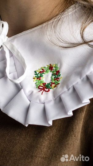 Съемный воротничок с вышивкой ручной работы